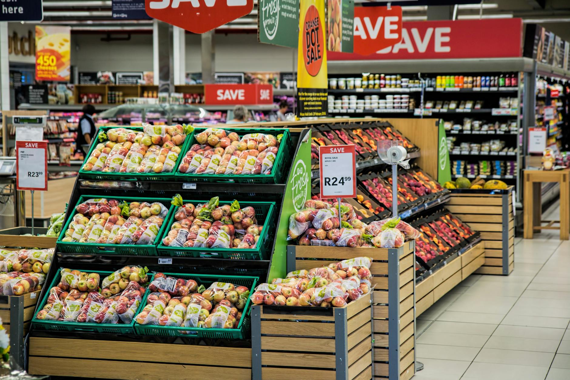 Kolorowe stoisko z jabłkami w supermarkecie z żółtymi tabliczkami promocji