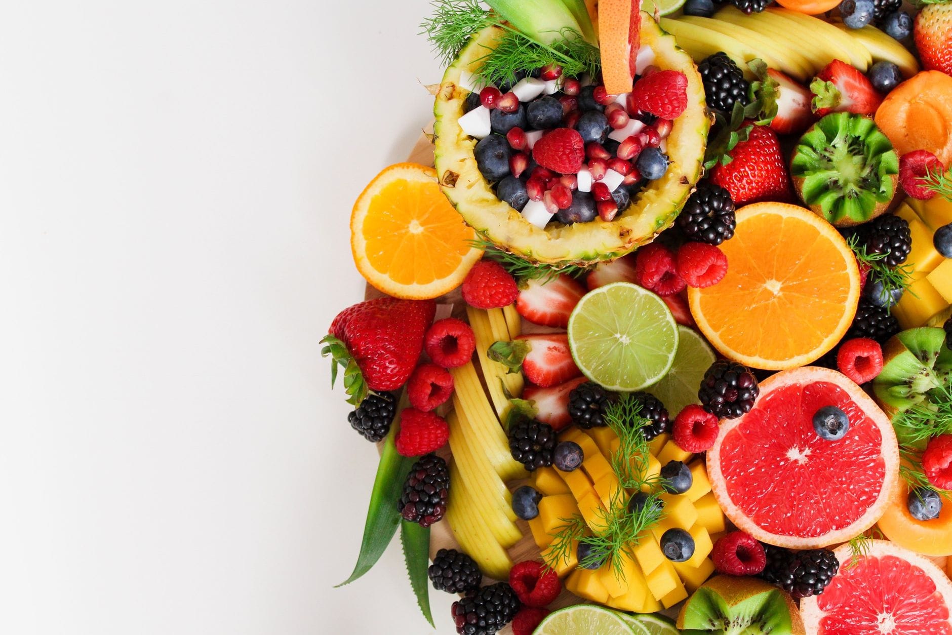 Kolorowa kompozycja tropikalnych owoców: ananas, cytrusy i jagody