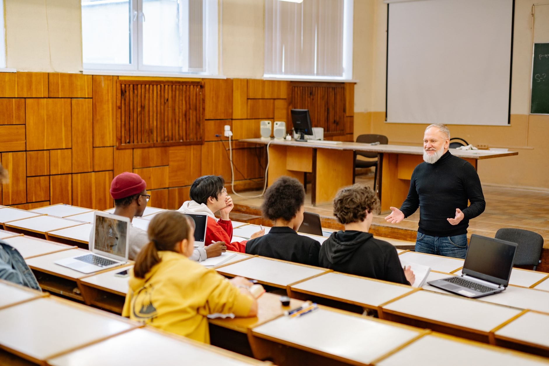 Studenci na wykładzie wykorzystujący laptopy i tablety