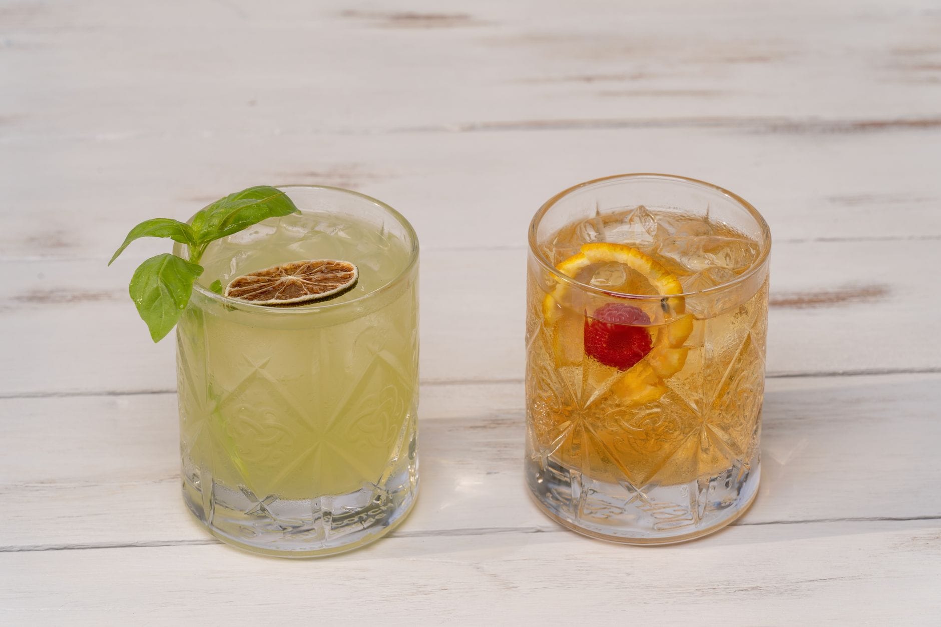 Dwa kolorowe drinki z cytrusami na drewnianym stole