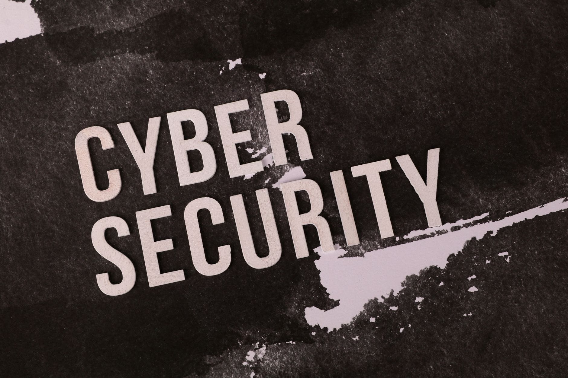 Symboliczna tarcza cyberbezpieczeństwa na ciemnym, postindustrialnym tle Symboliczna tarcza cyberbezpieczeństwa na ciemnym, postindustrialnym tle